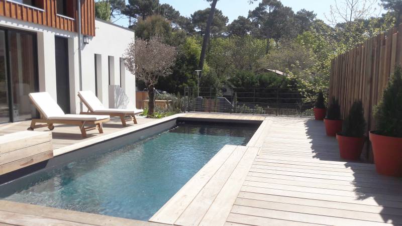 Terrasse bois exotique piscine sans margelle à Arcachon (33)