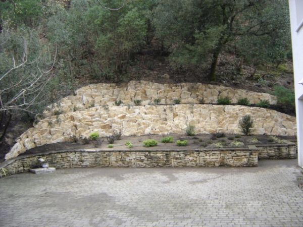 Mur de soutènement en pierre de Gironde dans les Landes