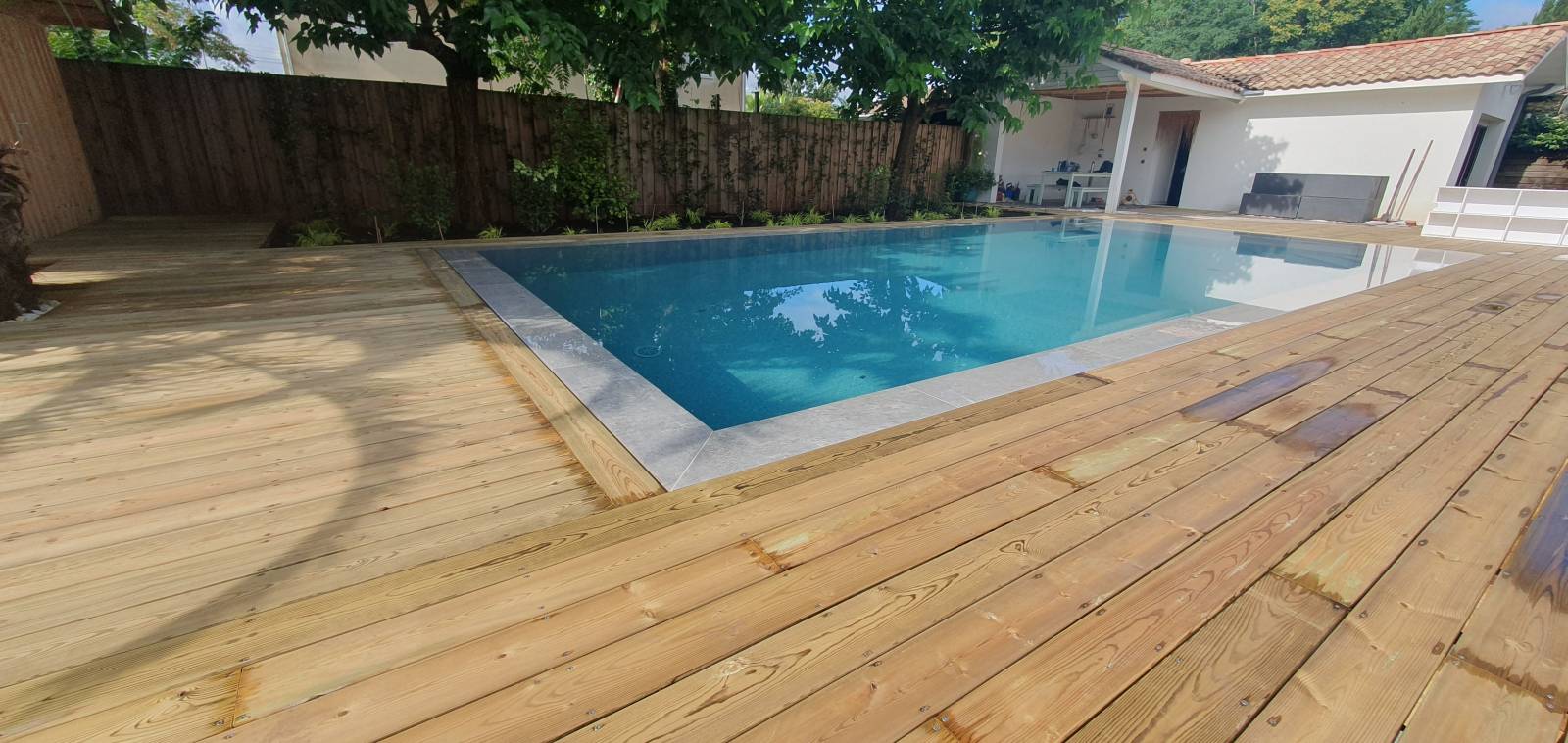 Terrasse bois autour d'une piscine miroir 