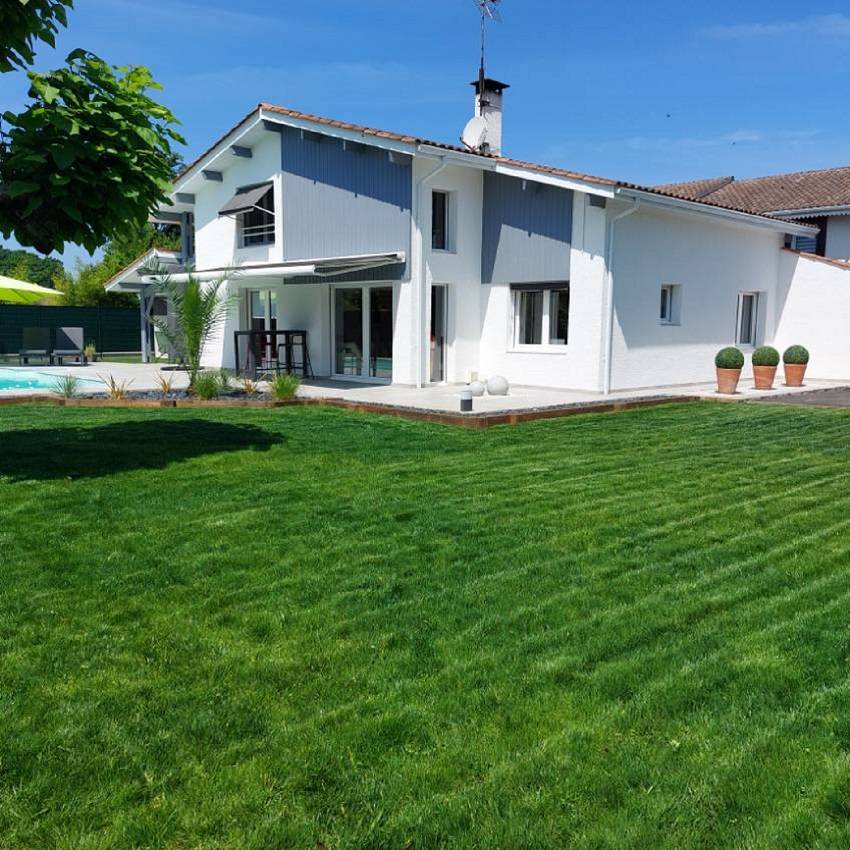 Entretien et rénovation de gazons et pelouses par un jardinier à Arcachon 33120