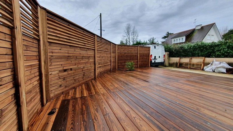 Création de terrasse bois avec claustra brise vue à Gujan-Mestras