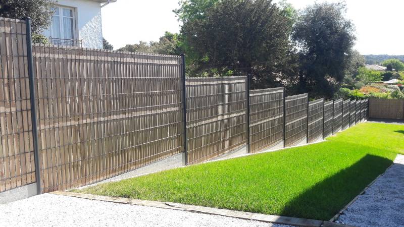 Clôture rigide avec plaque béton et occultant bois à Arcachon (33)