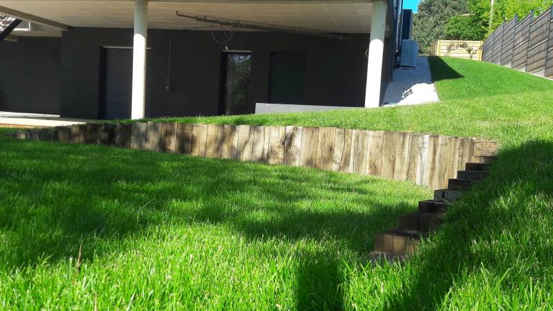 Construction d'un mur bois en traverses en tour de piscine à Gujan-Mestras 33 