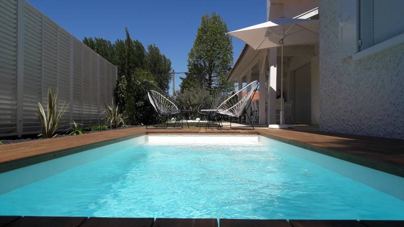 Pose d'une terrasse en bois exotique autour d'une piscine à Gujan-Mestras sur le Bassin d'Arcachon 
