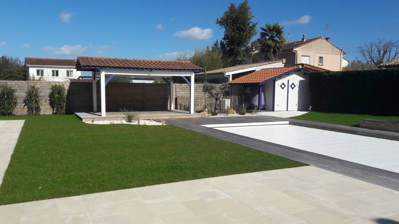 Entretien de pelouses en été sur la bassin d'Arcachon