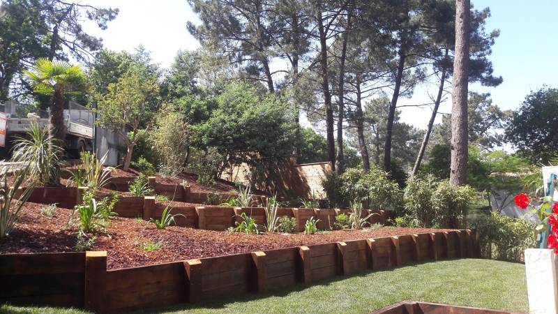 Aménagement d'un jardin en terrasse avec mur de soutènement bois à Arcachon 33 