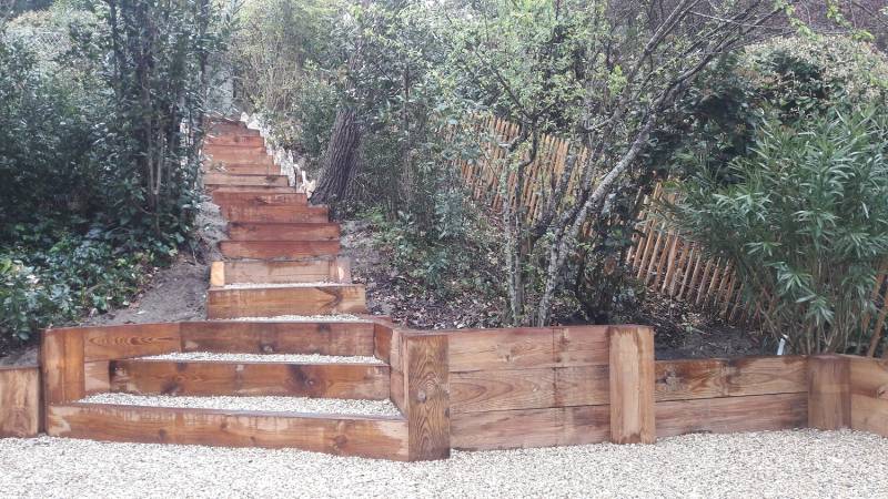 Muret et escalier en traverse type chemin de fer au Pyla sur le Bassin d'Arcachon 33