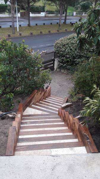 Escalier en traverses avec habillage des marches en dalles de Travertin à au Pyla sur mer (33)