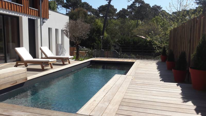 Entreprise pour terrasse bois exotique autour d'un piscine à Arcachon 
