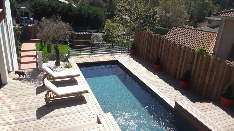 Pose d'une terrasse bois imputrescible en contour de piscine sur le Bassin d'Arcachon