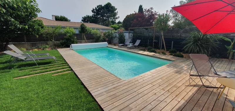Réalisation d'une terrasse en Kebony autour d'une piscine à La Teste de Buch