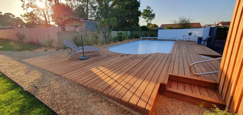 Pose de terrasse bois exotique dans un jardin à Arcachon 