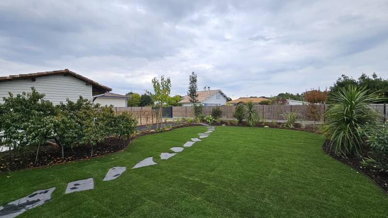 Jeune pelouse de placage fraichement tondue