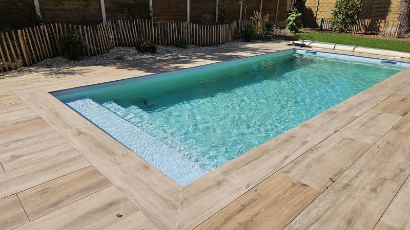Création d'un carrelage en grès cérame sur plots autour d'une piscine