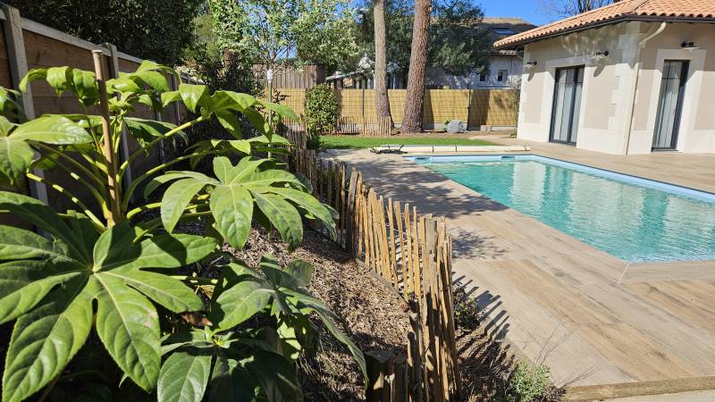 Pose d'une clôture en ganivelle dans un jardin ambiance bord de mer