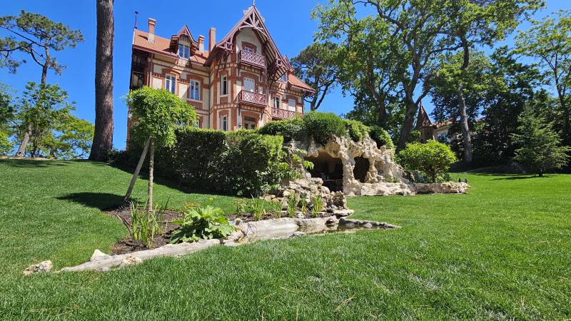 Gazon plaqué autour d'une fontaine, jardin d'exception à Arcachon