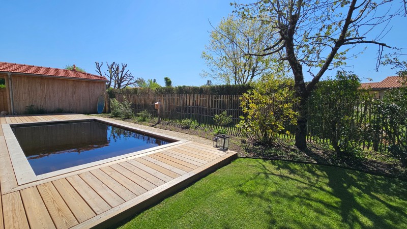 Terrasse bois autour d'une piscine 