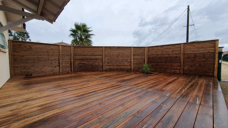 Création de terrasse bois avec claustra brise vue à Gujan-Mestras