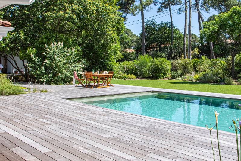 construction sur mesure d'une terrasse en bois exotique tour de piscine à la teste de buch bassin d'arcachon