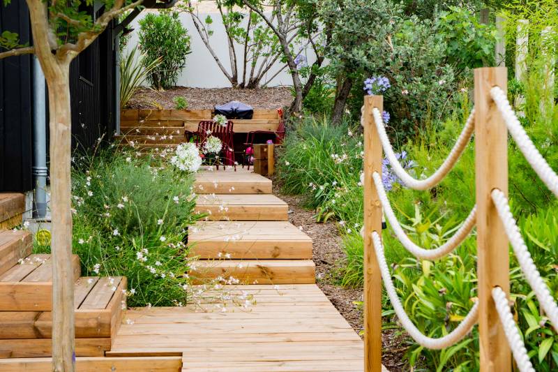 construction sur mesure d'un jardin moderne avec allée en bois sur le bassin d'arcachon