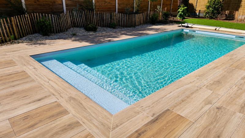 Carrelage sur plots autour d'une piscine à Andernos