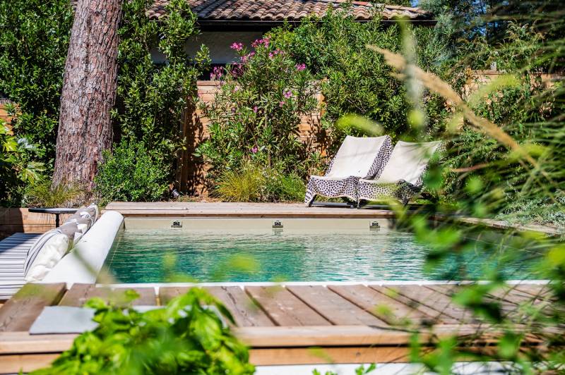 Réalisation d'un jardin d'agrément autour d'une piscine au Pyla sur mer sur le Bassin d'Arcachon (33) 
