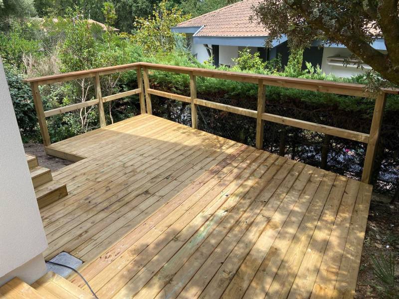 Terrasse bois et garde-corps en résineux sur le Bassin d'Arcachon  