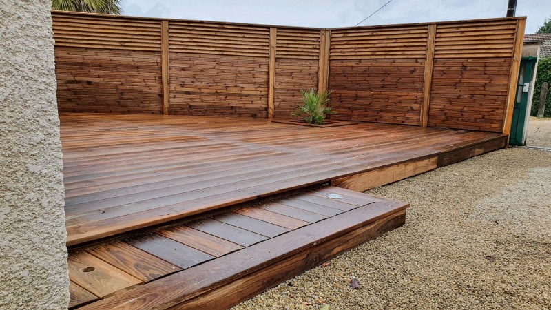 Création de terrasse bois avec claustra brise vue à Gujan-Mestras