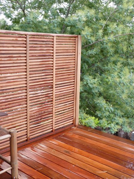 Mise en place d'une claustra bois au Cap Ferret