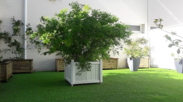 Création d'un aménagement de terrasse avec gazon synthétique à Arcachon (33)