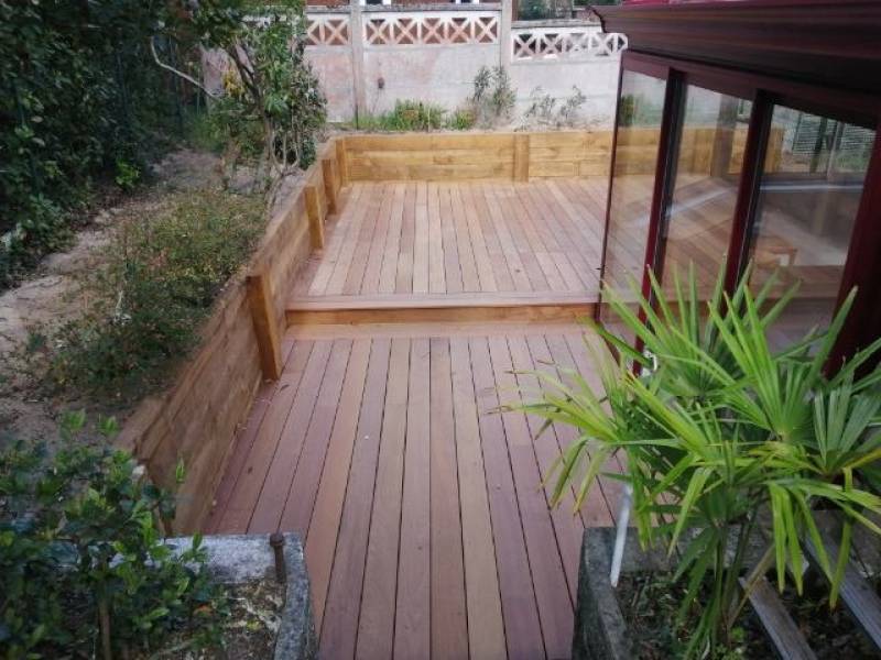 Pose d'un caillebotis bois exotique dans un jardin particulier à Arcachon 